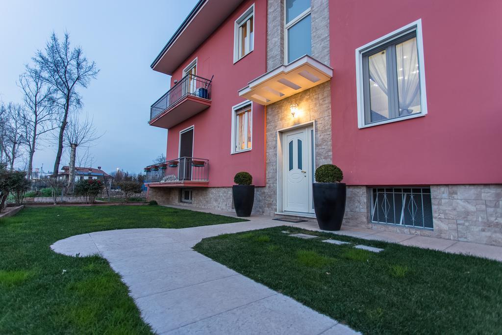 Lm House Apartment Lonato Bagian luar foto